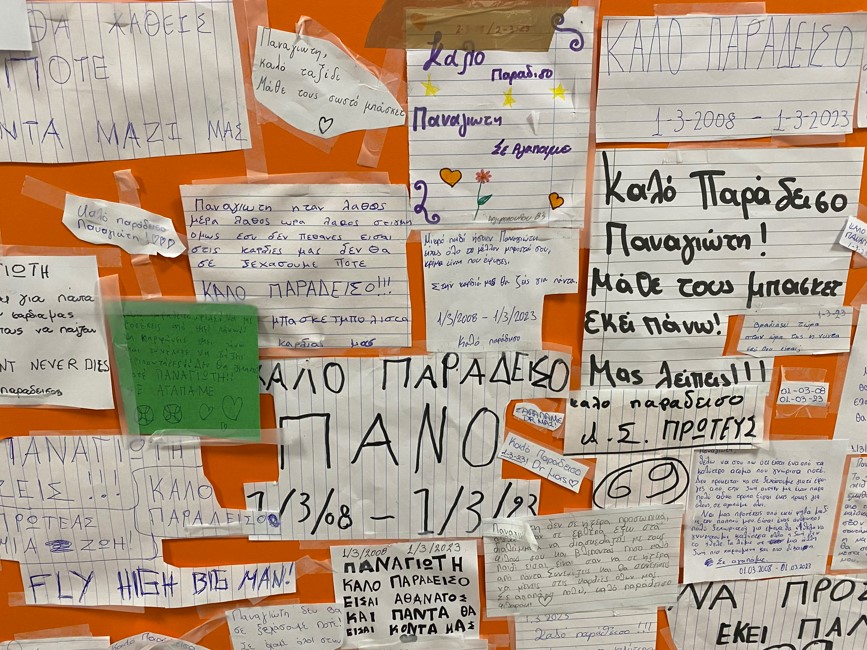 Τέμπη - 1o γυμνάσιο Κορδελιού: Τα παιδιά αποχαιρετούν τον 15χρονο συμμαθητή τους, Παναγιώτη Παναγιώτη