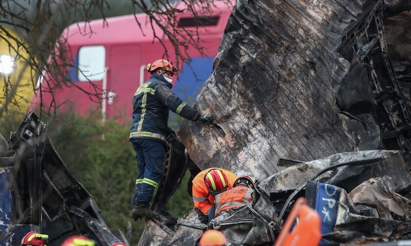 Τέμπη: Στις 52 έφτασαν οι ταυτοποιημένες σοροί από το σιδηροδρομικό δυστύχημα