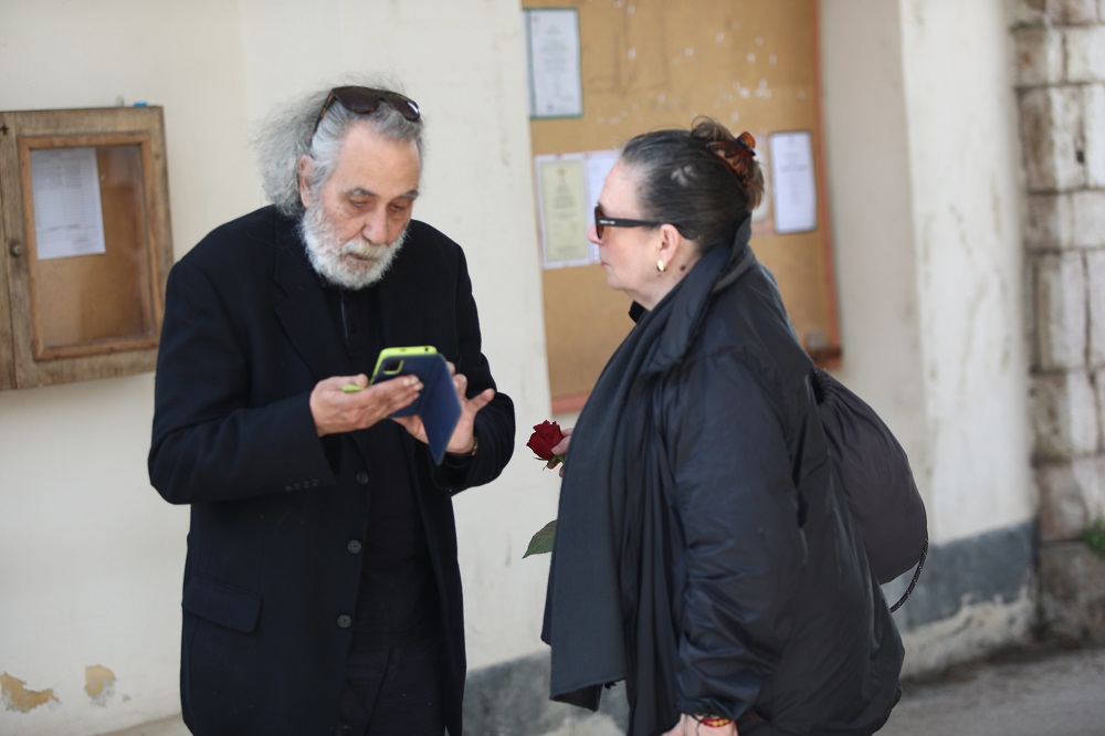 Το τελευταίο «αντίο» στον Λάκη Παπαστάθη - Ο καλλιτεχνικός κόσμος έδωσε το «παρών» Παπαστάθη