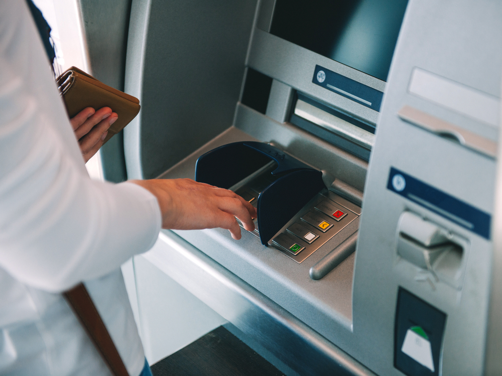 Ιρλανδία: Άρχισαν να μοιράζουν χρήματα χθες τα ATM τράπεζας – Οι πελάτες μπορούσαν να σηκώσουν ως και €1.000