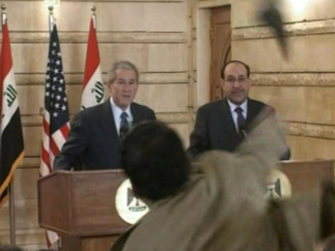 Ιπτάμενα παπούτσια εναντίον Τζορτζ Μπους: Τι λέει σήμερα ο Ιρακινός δημοσιογράφος;