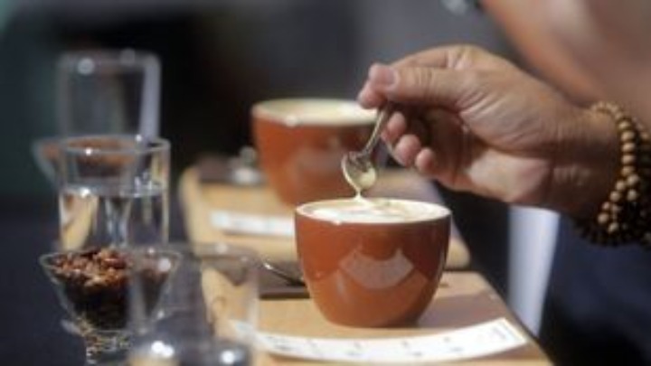 Κάπα Research: «Φρένο» στον καφέ εκτός σπιτιού βάζει η ακρίβεια