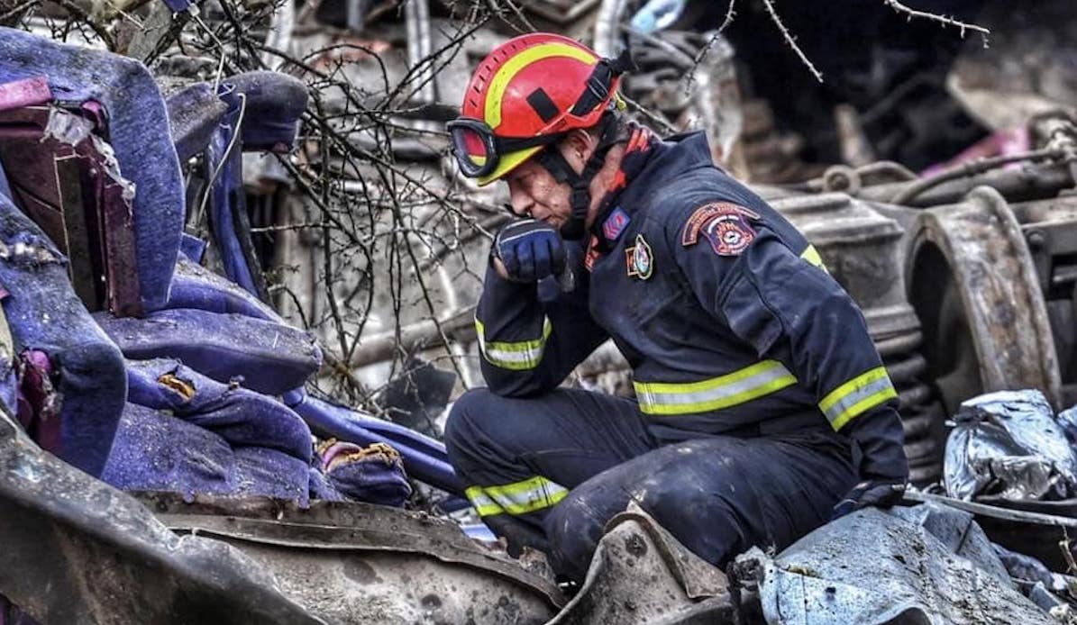 Δυστύχημα στα Τέμπη | Όλη η τραγωδία σε μία συγκλονιστική φωτογραφία με διασώστη της ΕΜΑΚ