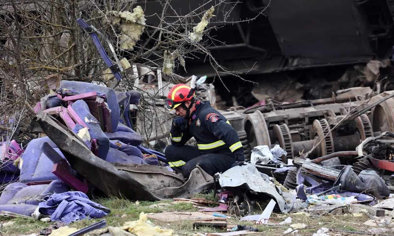 Τέμπη: Ξεκίνησαν οι εργασίες απομάκρυνσης συντριμμιών από το σημείο της τραγωδίας