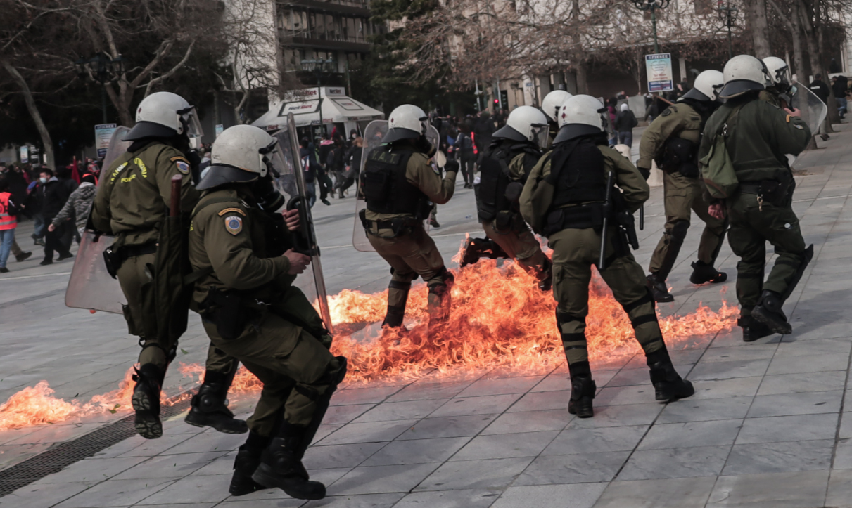 Πανεπιστημιούπολη: Ένας τραυματίας από ρίψη μολότοφ σε αστυνομικούς