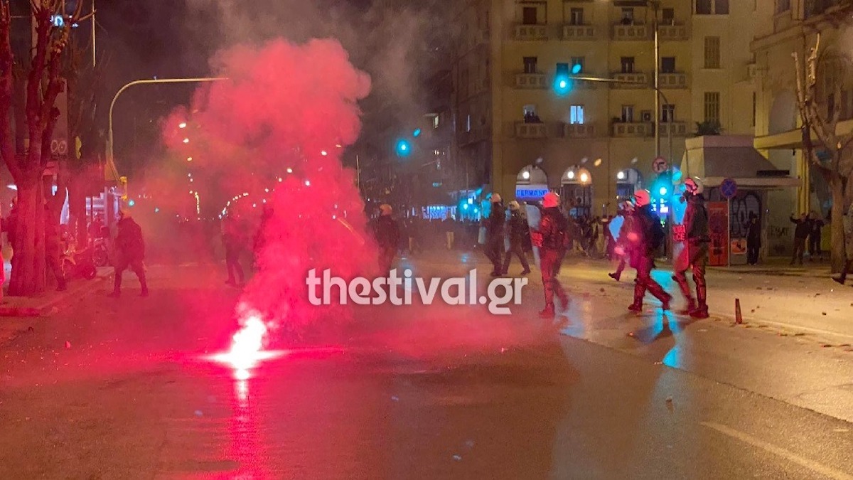 Θεσσαλονίκη | Επεισόδια κουκουλοφόρων – ΜΑΤ με αφορμή τα Τέμπη