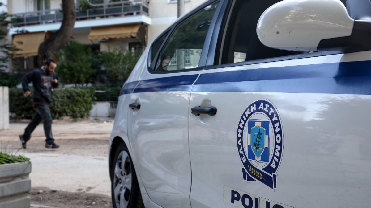 Χαλκιδική: 65χρονη στάθμευσε παράνομα και δάγκωσε τον αστυνομικό που βεβαίωσε την παράβαση