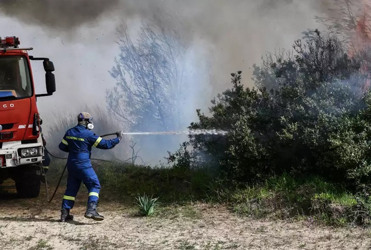 Φωτιά στο Αίγιο: Μήνυμα από το 112 για εκκένωση του οικισμού Κάστρο