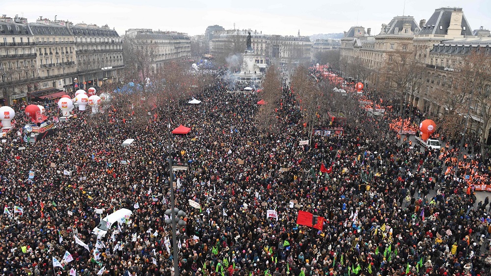 «Μάχες» μεταξύ αστυνομίας και διαδηλωτών στη Γαλλία