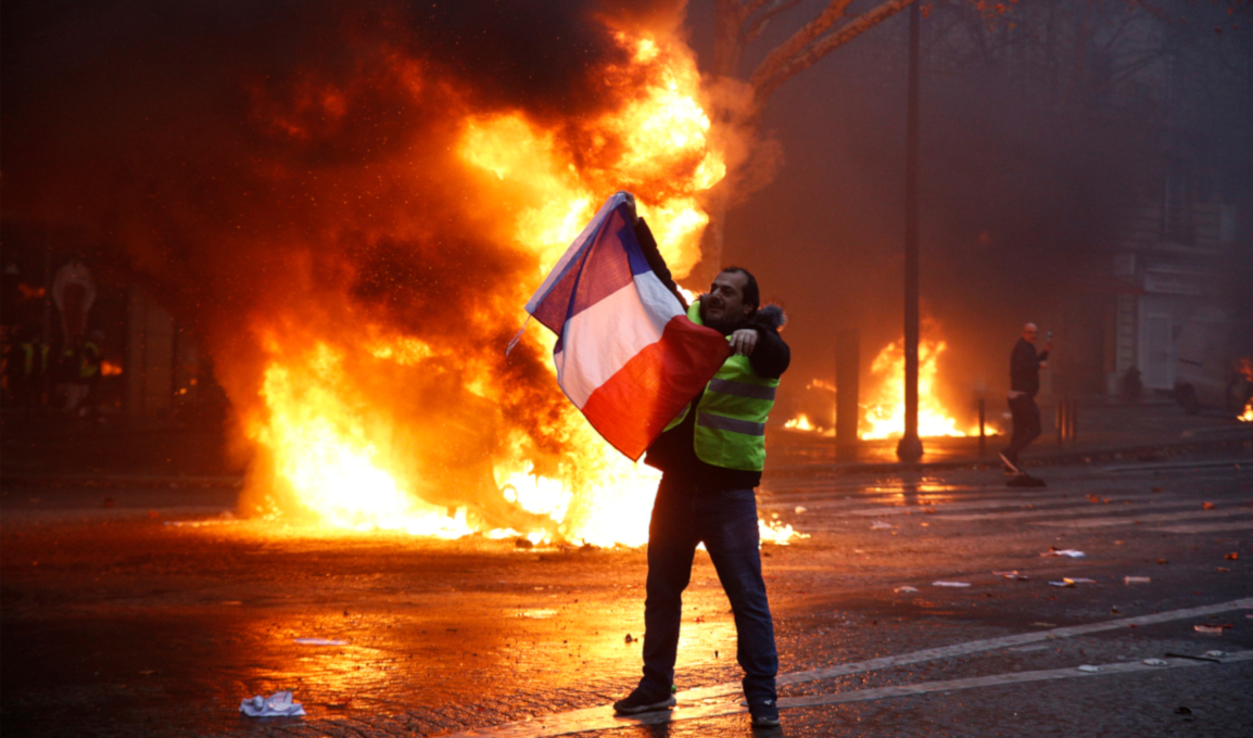 «Παραλύει» από τις διαδηλώσεις η Γαλλία