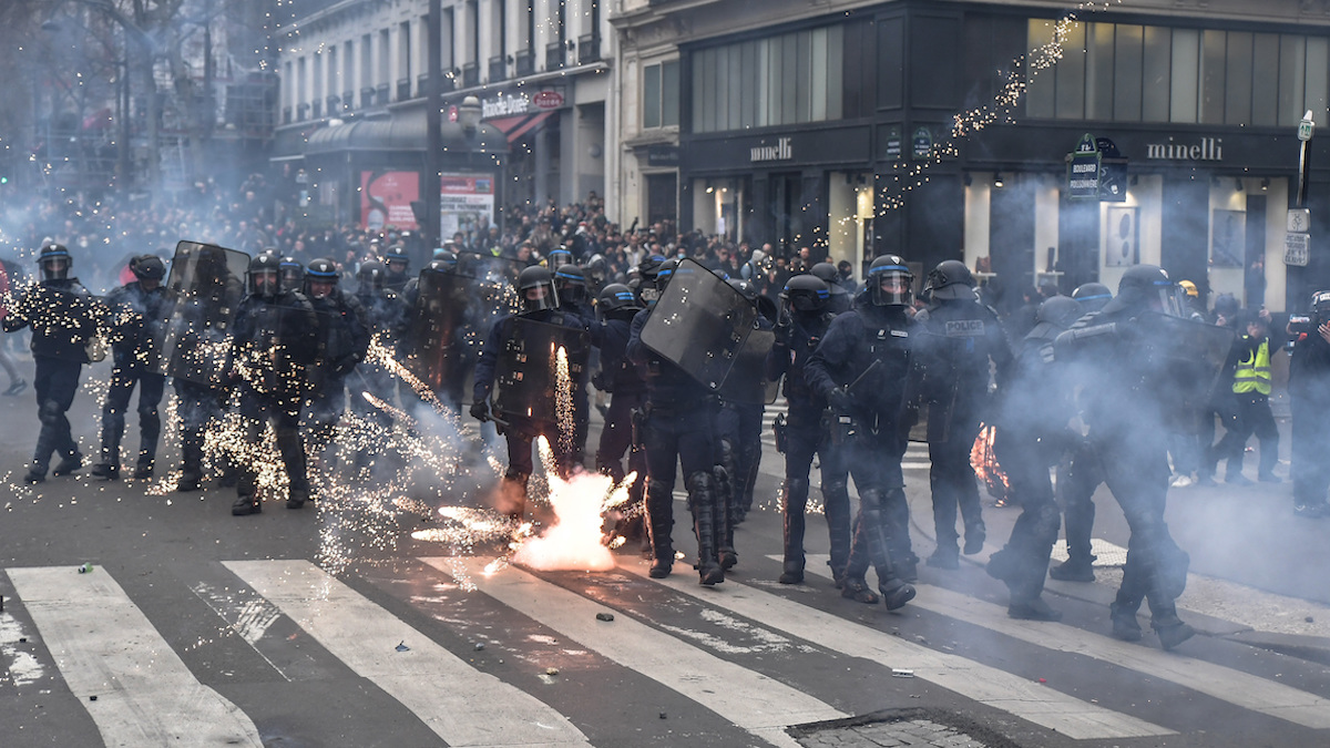 Σοκαριστικές εικόνες αστυνομικής βίας στη Γαλλία