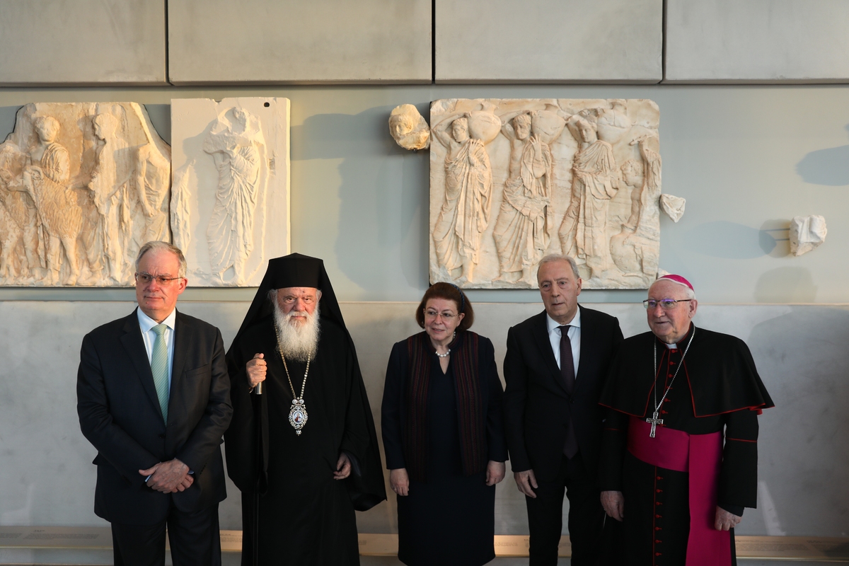 Στο Μουσείο της Ακρόπολης τα τρία θραύσματα από τα Γλυπτά του Παρθενώνα που δώρισε το Βατικανό