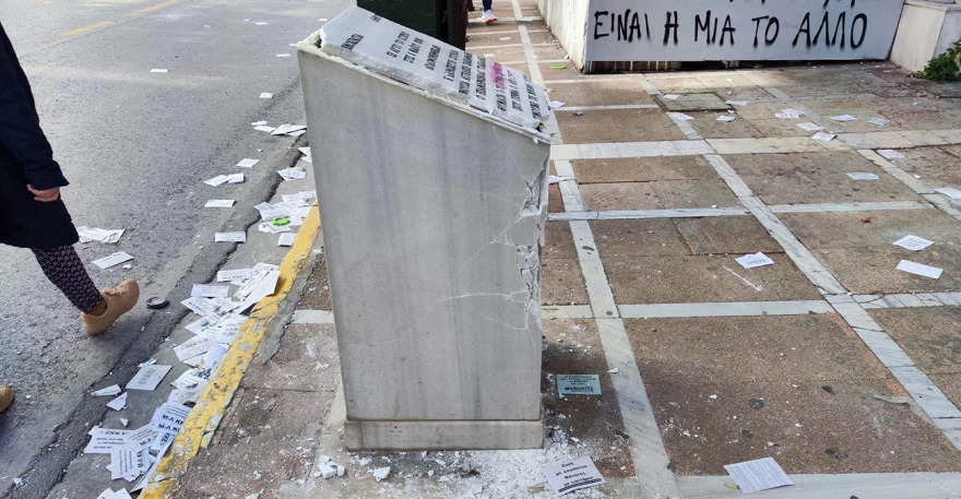 Κουκουλοφόροι έσπασαν το μνημείο για τα θύματα της Marfin