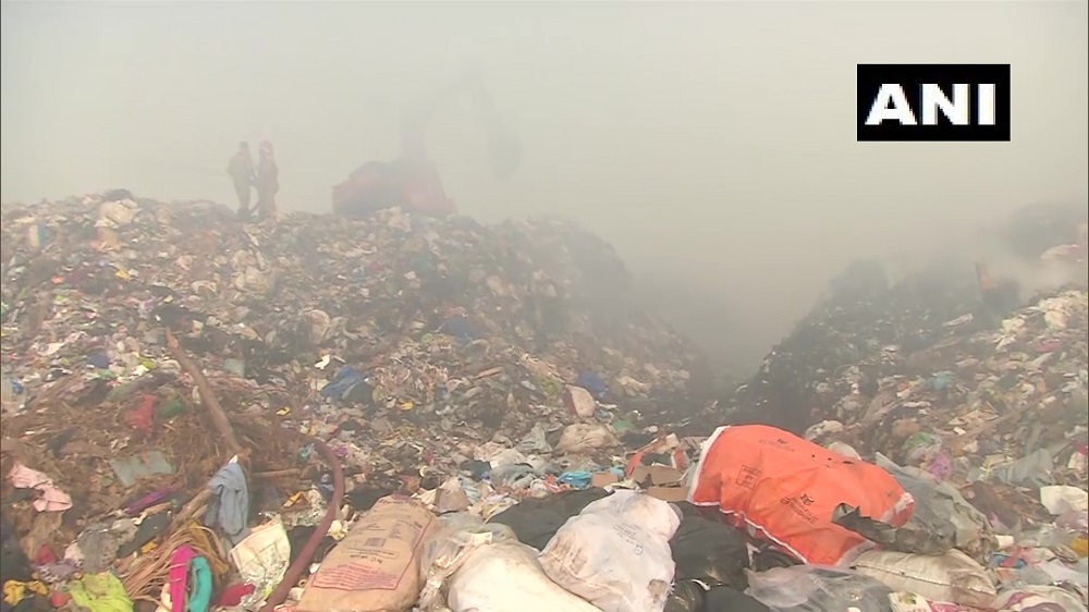 Ινδία: «Πνιγμένοι» σε τοξικό νέφος οι κάτοικοι από φωτιά σε τεράστια χωματερή