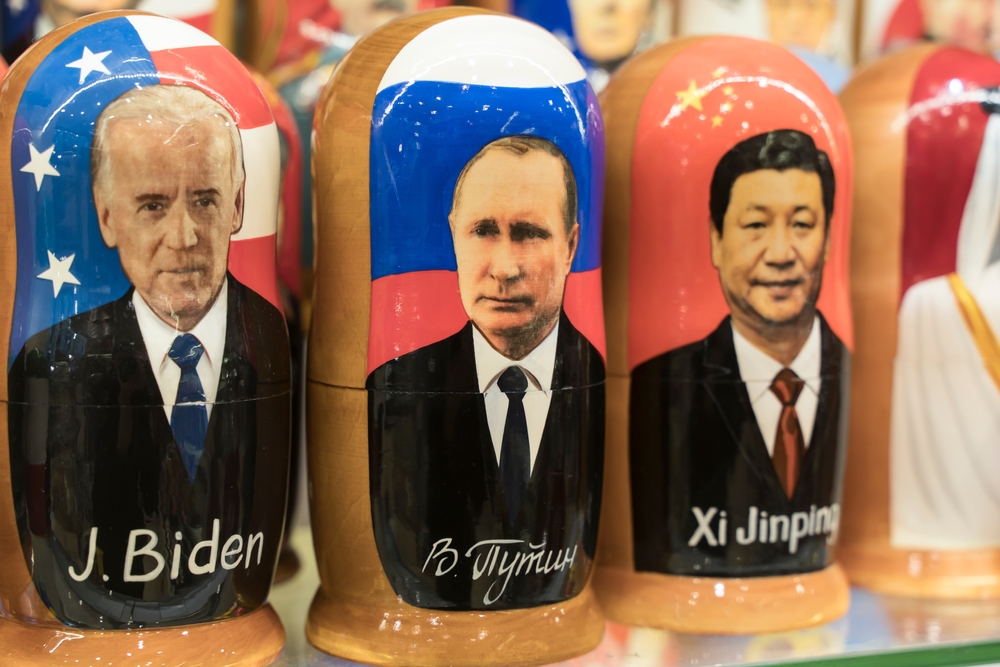 Η Κίνα κρίνει πως πρέπει να συσφίξει τη σχέση της με τη Ρωσία, ενώ επικρίνει τις ΗΠΑ για τις κυρώσεις