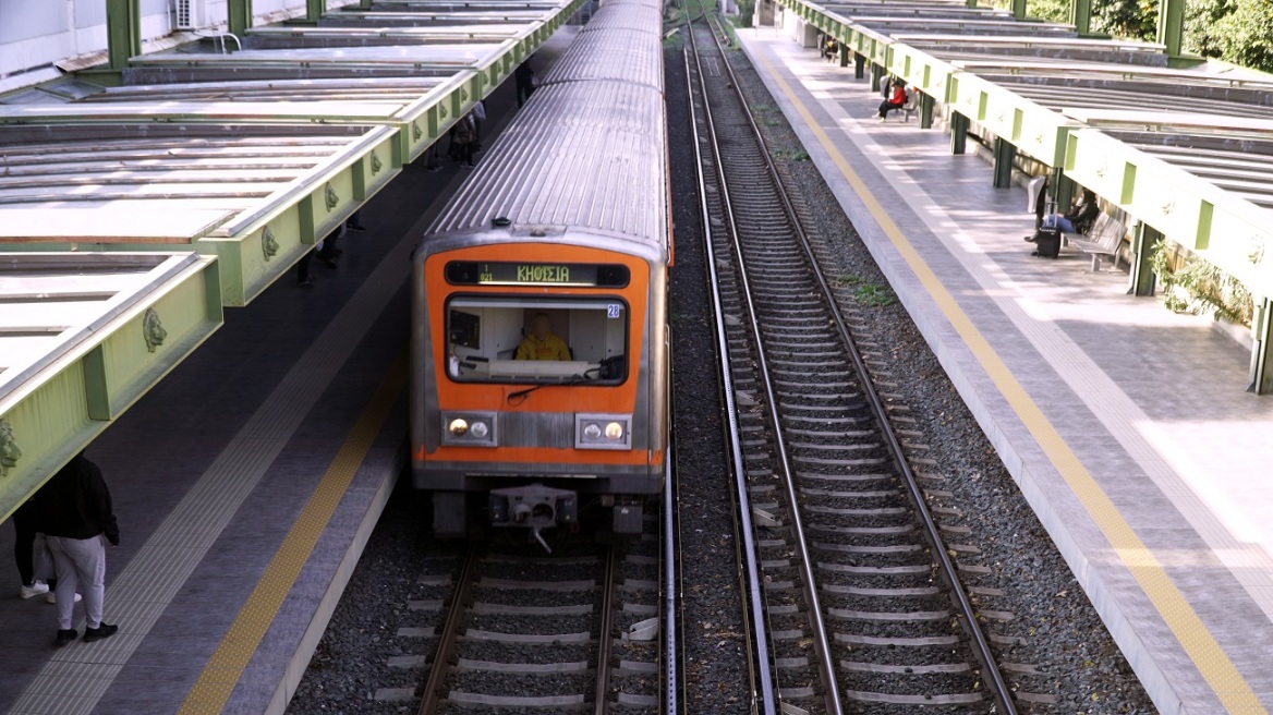 Νεκρή η γυναίκα που έπεσε στις γραμμές του τρένου στον σταθμό «Βικτώρια»