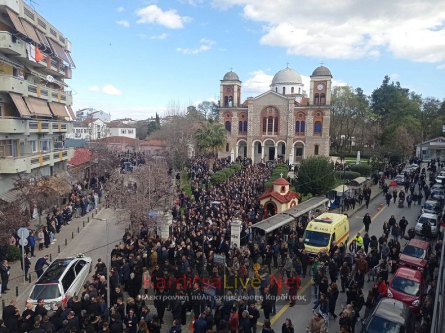 Τέμπη: Βουβός πόνος στην κηδεία του φοιτητή Τάσου Κουτσόπουλου Τέμπη