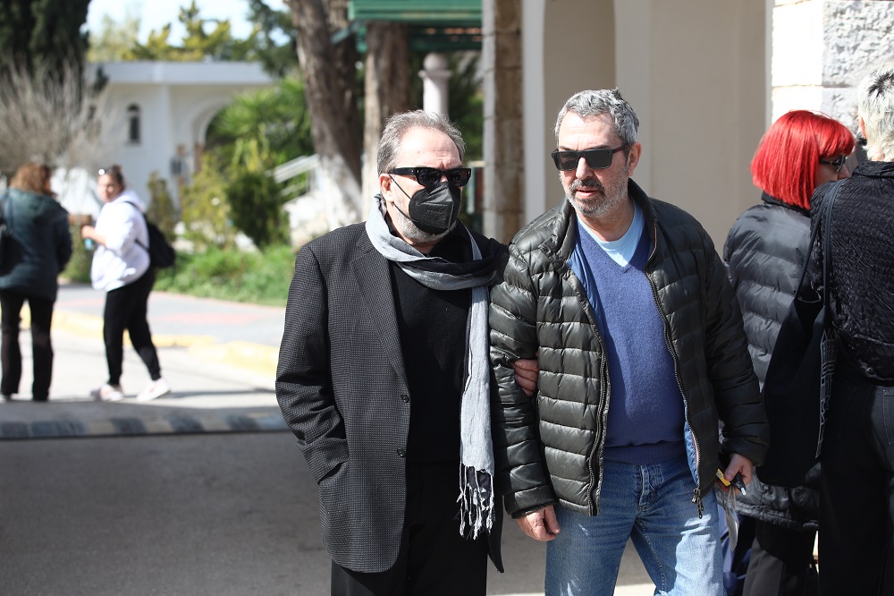 Το τελευταίο «αντίο» στον Λάκη Παπαστάθη - Ο καλλιτεχνικός κόσμος έδωσε το «παρών» Παπαστάθη