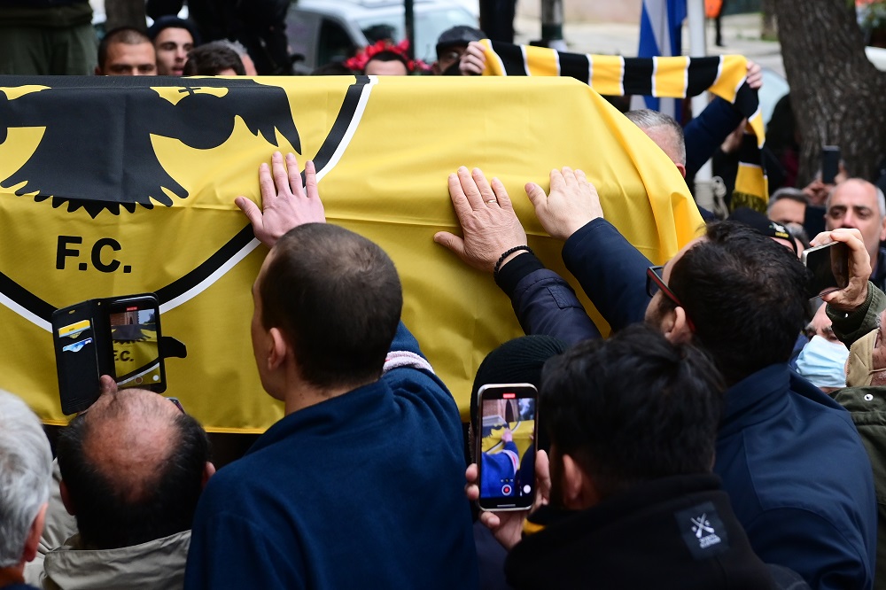 Ράγισε καρδιές ο Κώστας Νεστορίδης στο λαϊκό προσκύνημα για τον Μίμη Παπαϊωάννου