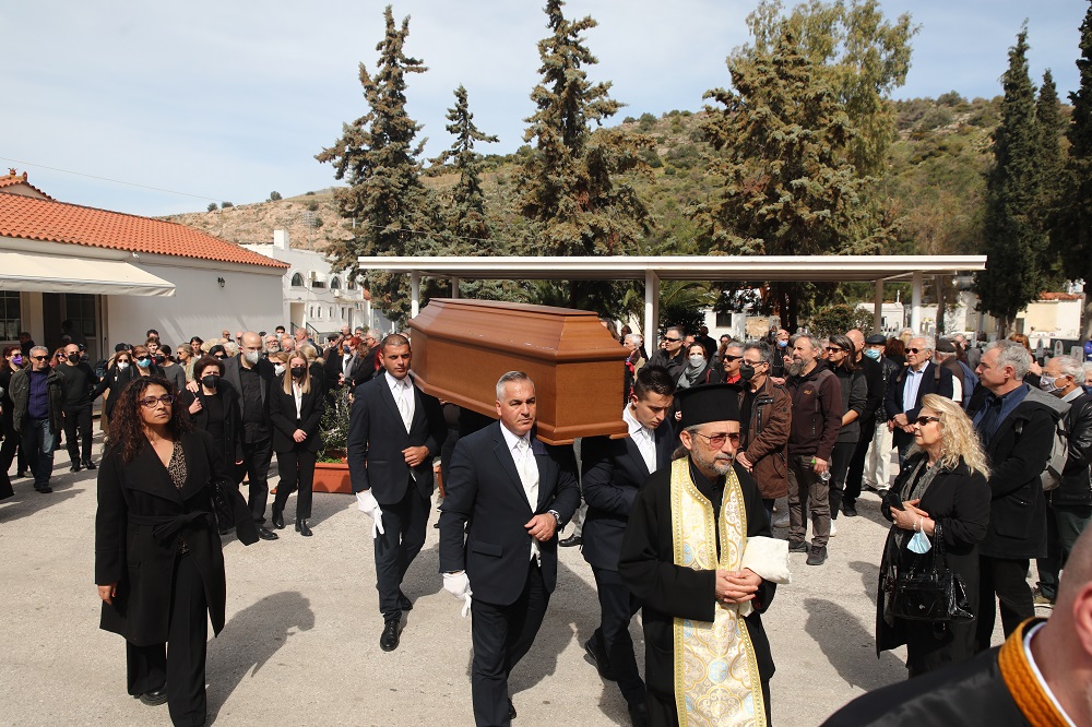 Το τελευταίο «αντίο» στον Λάκη Παπαστάθη - Ο καλλιτεχνικός κόσμος έδωσε το «παρών» Παπαστάθη
