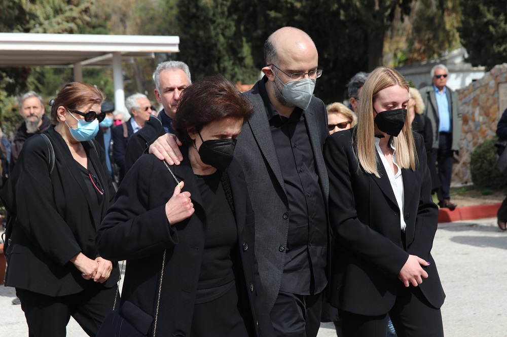 Το τελευταίο «αντίο» στον Λάκη Παπαστάθη – Ο καλλιτεχνικός κόσμος έδωσε το «παρών»