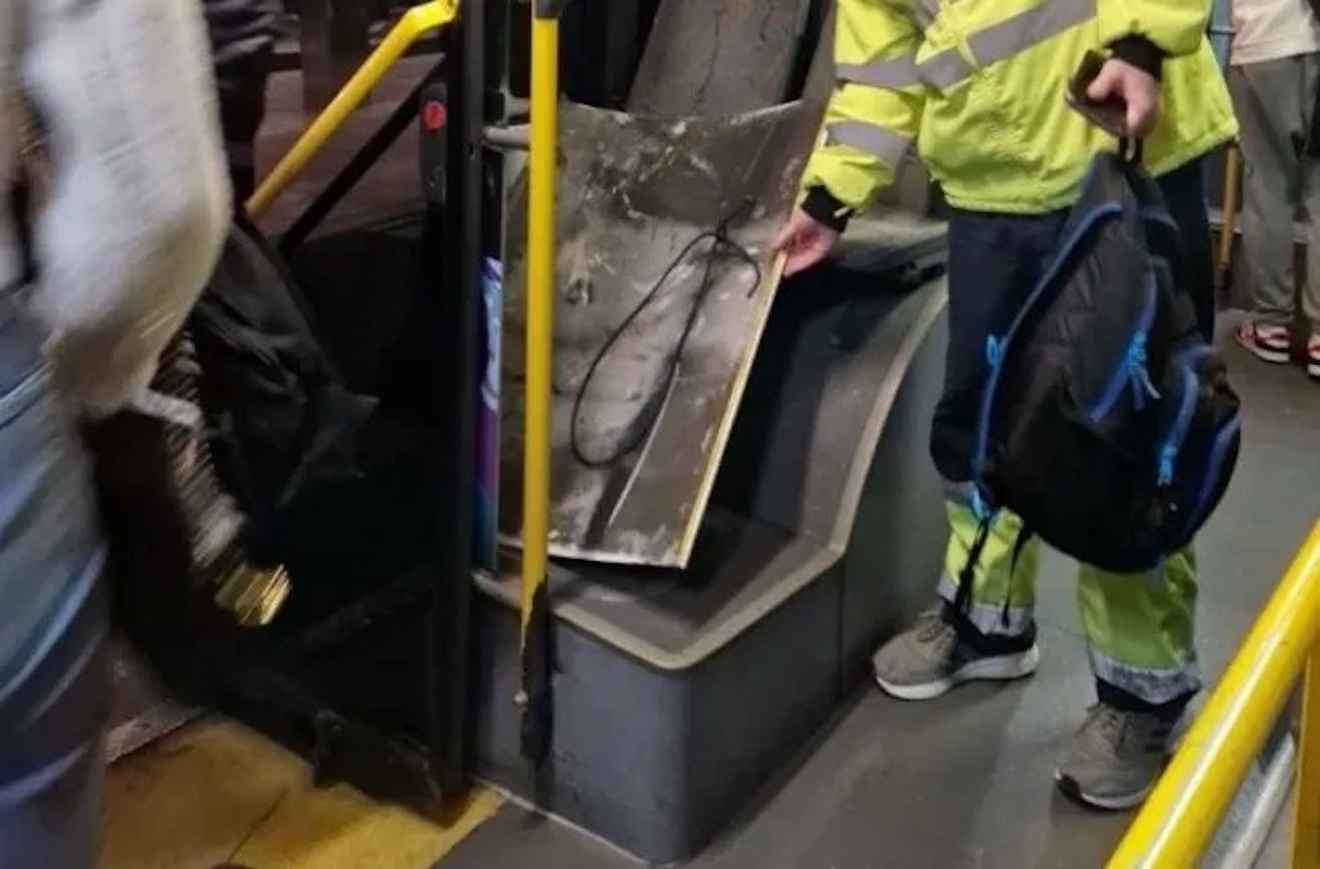 Έπεσε (ξανά) κομμάτι της οροφής σε λεωφορείο – Στιγμές τρόμου για τους επιβάτες