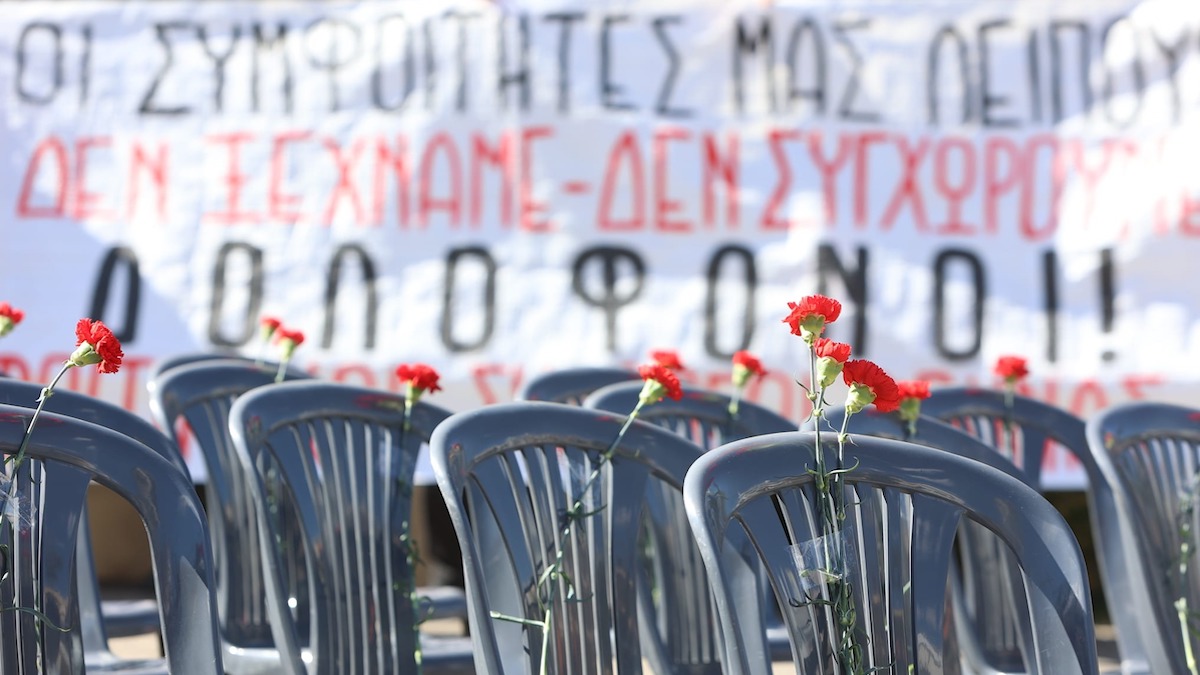 Τέμπη: Φοιτητές άφησαν 57 άδειες καρέκλες έξω από το Υπουργείο Μεταφορών