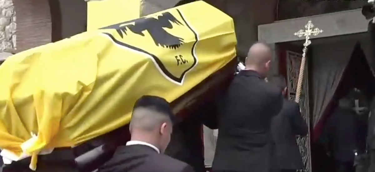 Σε λαϊκό προσκύνημα η σορός του Μίμη Παπαϊωάννου – Σήμερα η κηδεία του
