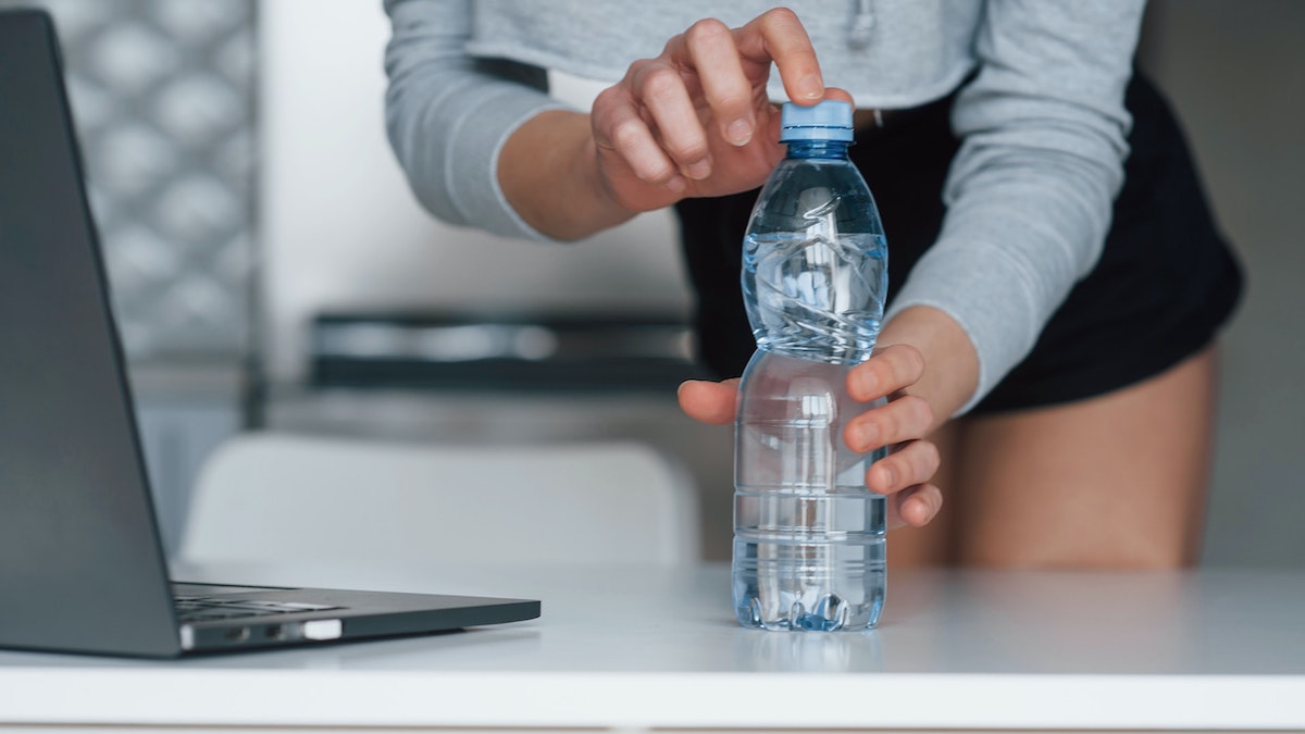 Το κόλπο με το μπουκάλι νερού που δείχνει αν ο σύντροφός σας έχει απιστήσει
