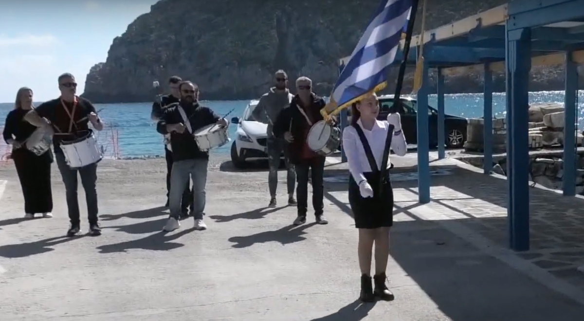 Παρέλαση 25ης Μαρτίου: Αποθεώθηκε μαθήτρια στη Νάξο που κράτησε ολομόναχη την ελληνική σημαία