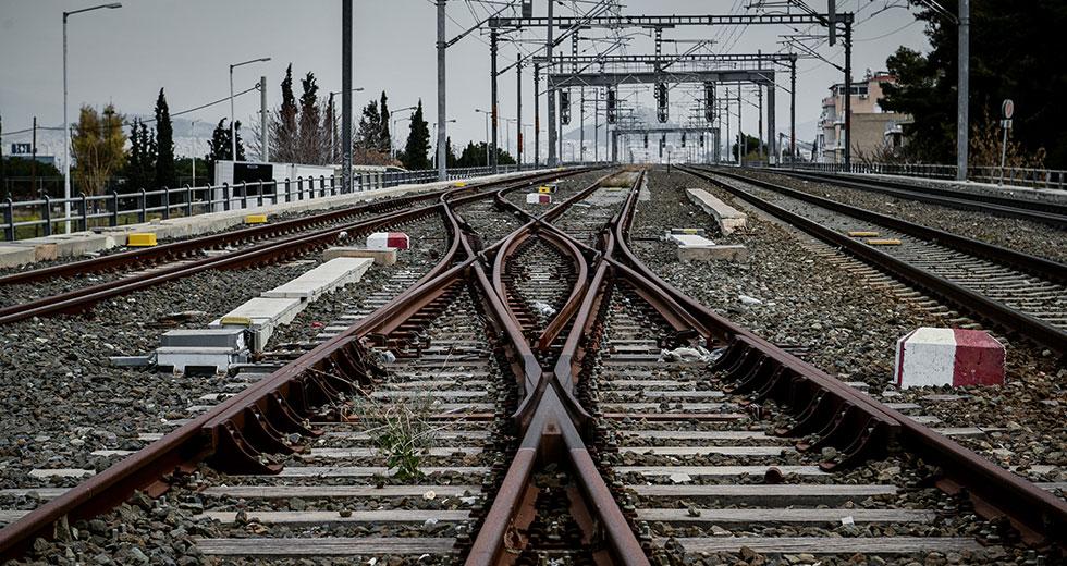 ΟΣΕ: Τρένο στην Αττική έπεσε πάνω σε IX τον Δεκέμβριο