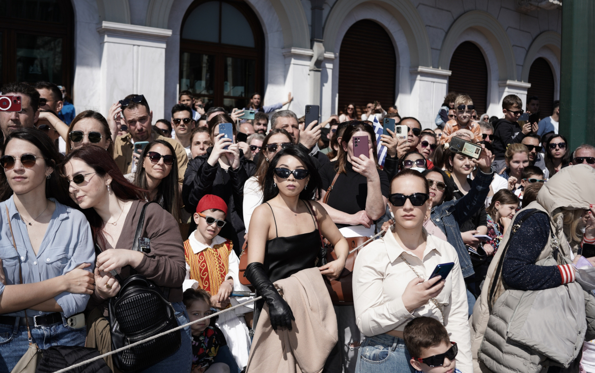 Παρέλαση 25ης Μαρτίου: Ο μουστάκιας, ο σκύλος στο τανκ, ο τσολιάς με το γυαλί και το «εξώφυλλο περιοδικού» – Οι φωτογραφίες που έγιναν viral