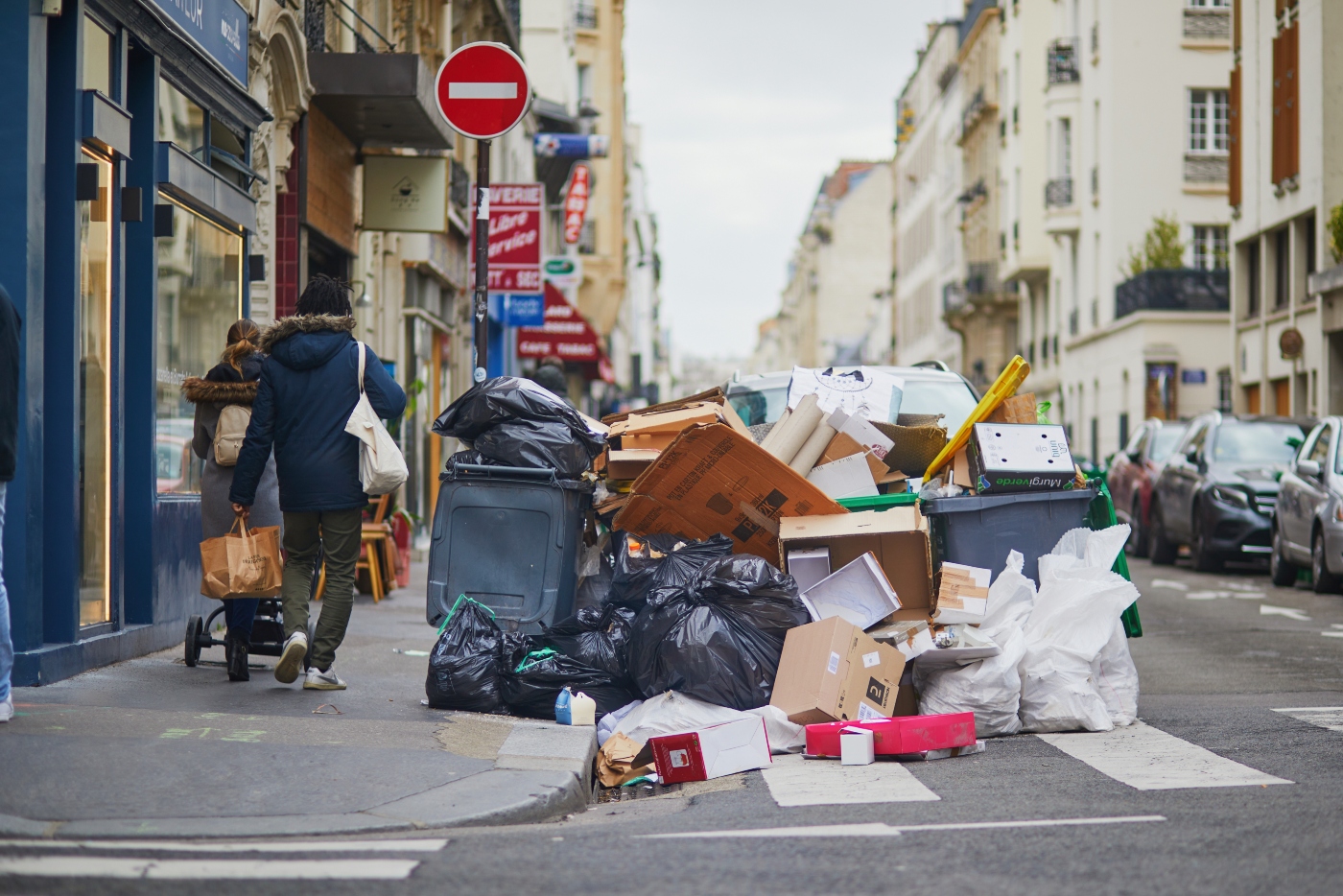 Παρίσι: 5.600 τόνοι σκουπιδιών εξαιτίας των απεργιών – Ανησυχία για την εμφάνιση αρουραίων