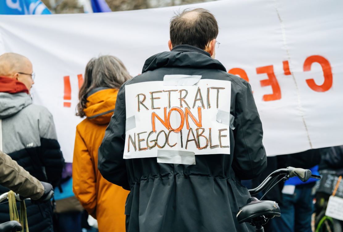 «Αν θέλαμε να μας γ@μ@ει η κυβέρνηση, θα ψηφίζαμε Μπραντ Πιτ»: Τα ευφάνταστα πλακάτ των παρισινών διαδηλώσεων Παρίσι