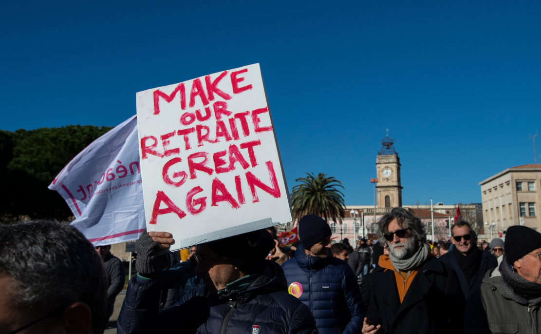 «Αν θέλαμε να μας γ@μ@ει η κυβέρνηση, θα ψηφίζαμε Μπραντ Πιτ»: Τα ευφάνταστα πλακάτ των παρισινών διαδηλώσεων Παρίσι
