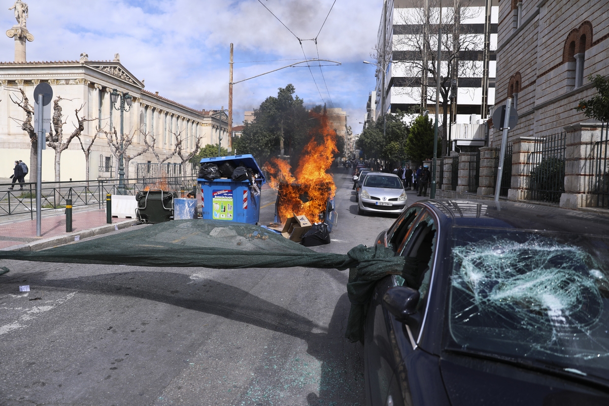Γεροβασίλη: Κουκουλοφόροι έσπασαν το αυτοκίνητο της την ώρα ήταν στην πορεία