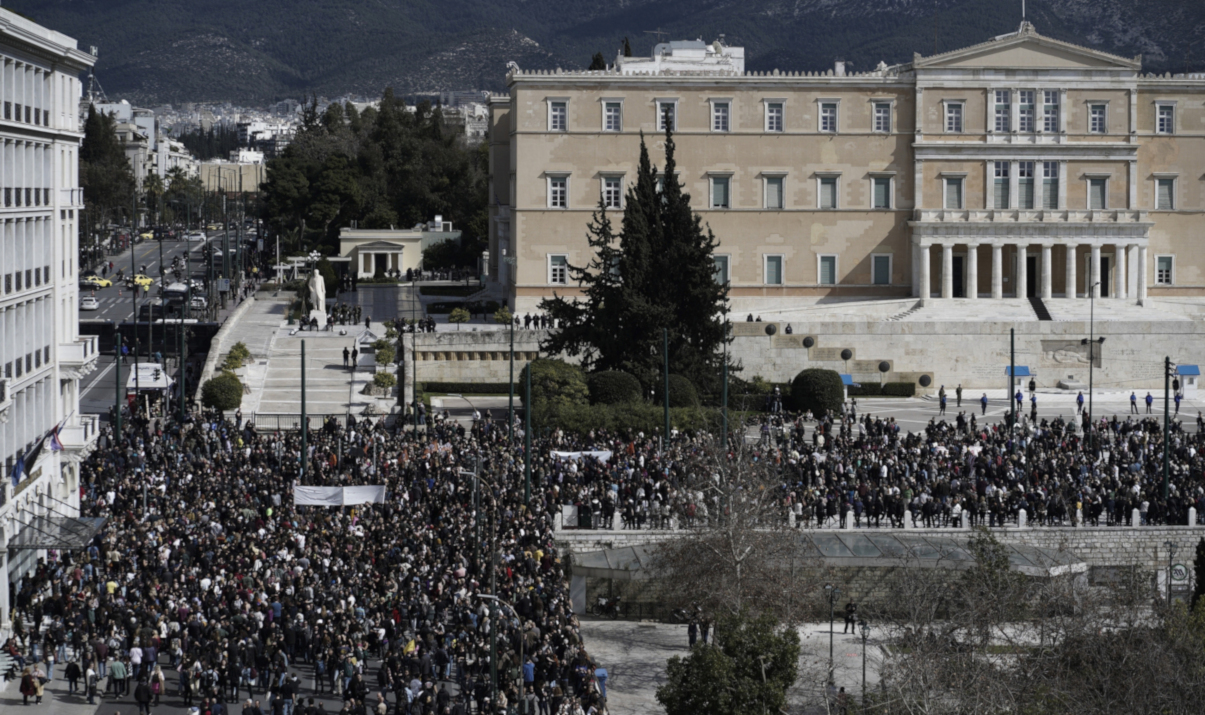 Μεγάλες συγκεντρώσεις σε ολόκληρη τη χώρα – Ξεκίνησαν τα επεισόδια στο Σύνταγμα, χημικά στην Πάτρα και τη Λάρισα