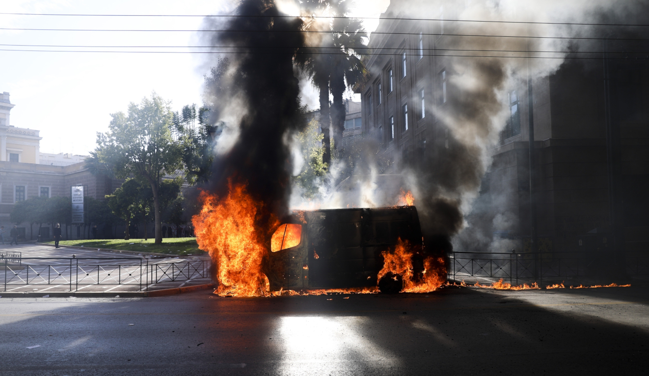 Χιλιάδες κόσμου στο κέντρο της Αθήνας – Επεισόδια από κουκουλοφόρους (pics+video)