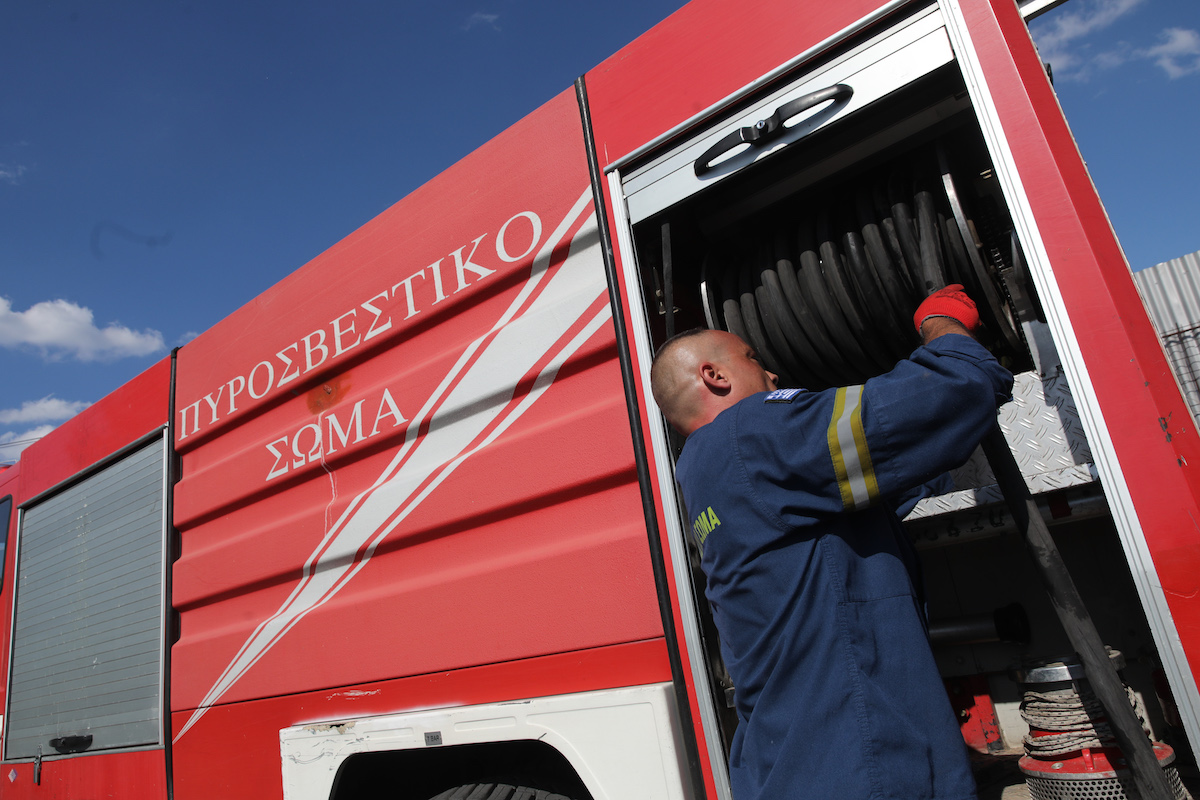 Θεσσαλονίκη: Οδηγούσε με 192 χλμ., προκάλεσε φωτιά, οι πυροσβέστες την έσβησαν και αυτός τους έδειρε