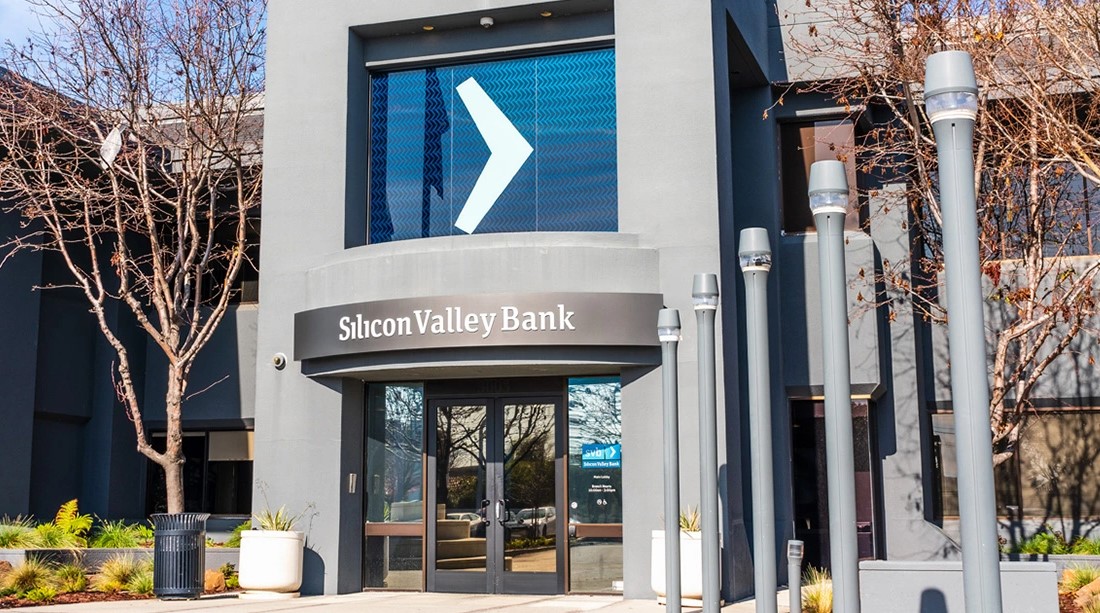 Πτώχευσαν Silicon Valley και Signature Bank: Δεν χάνουν τις αποταμιεύσεις τους οι καταθέτες