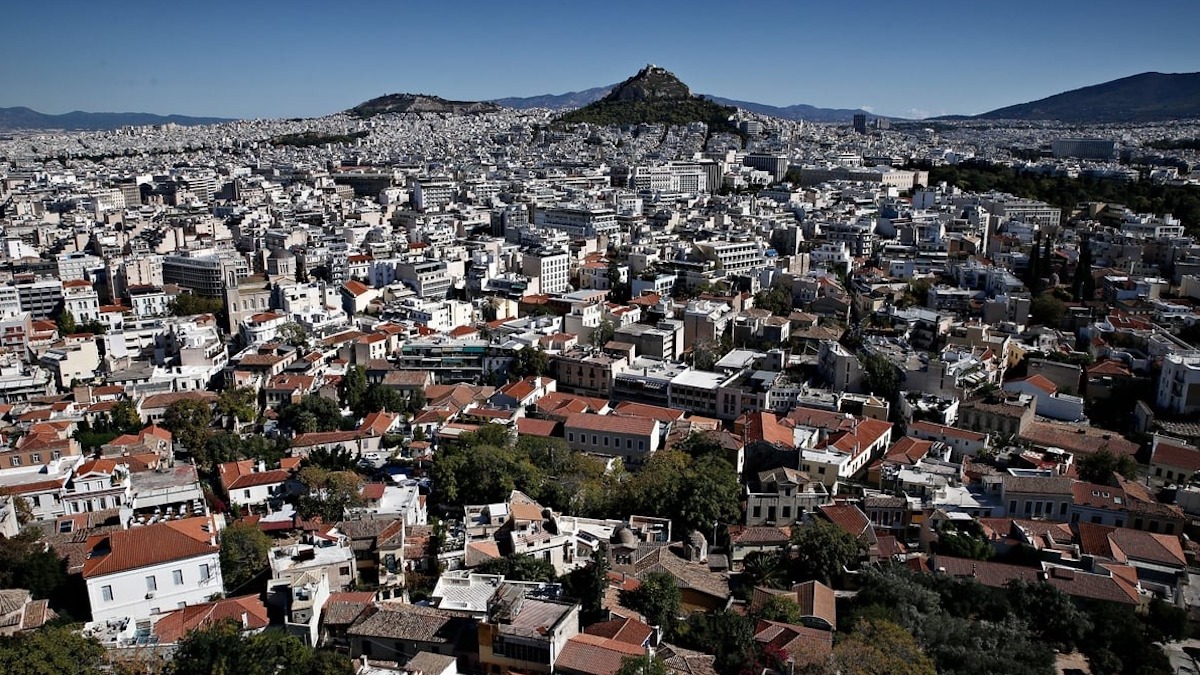 Eurostat: Μετά τα 31 εγκαταλείπουν το πατρικό τους οι Έλληνες – Τι ισχύει σε άλλες χώρες