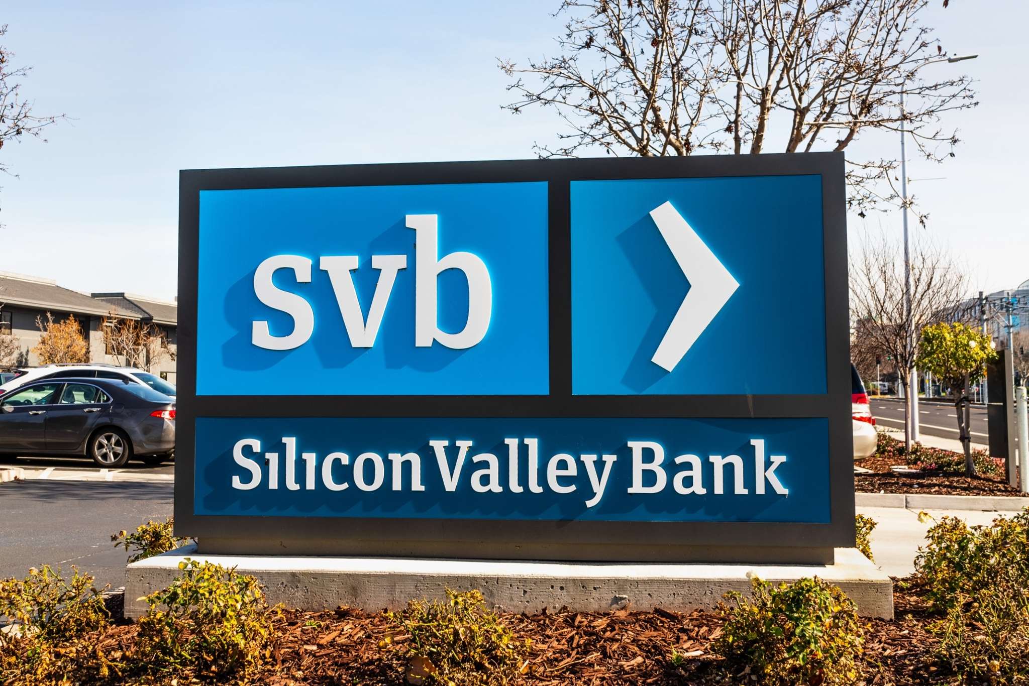 Κατέρρευσε η Τράπεζα της Silicon Valley: “Βουτιά” στις μετοχές σε ΗΠΑ και Ευρώπη – Η μεγαλύτερη τραπεζική κρίση μετά το 2008