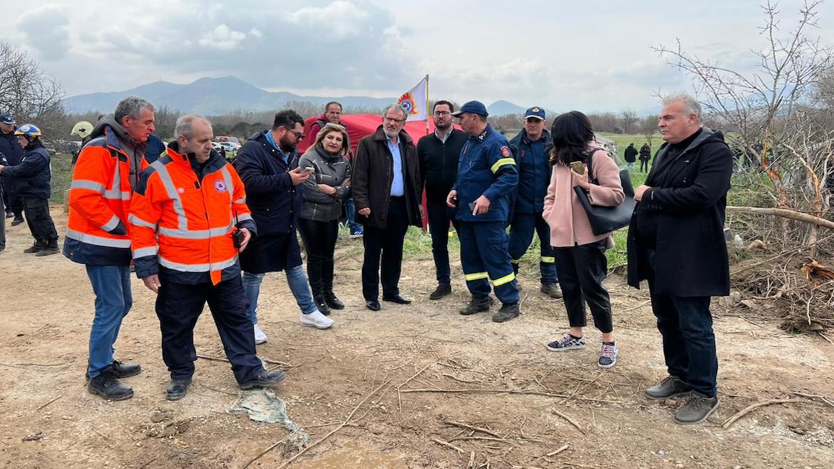 Επίσκεψη κλιμακίου του ΠΑΣΟΚ-ΚΙΝΑΛ στα Τέμπη: «Συγκλονισμένοι από την ανείπωτη τραγωδία»