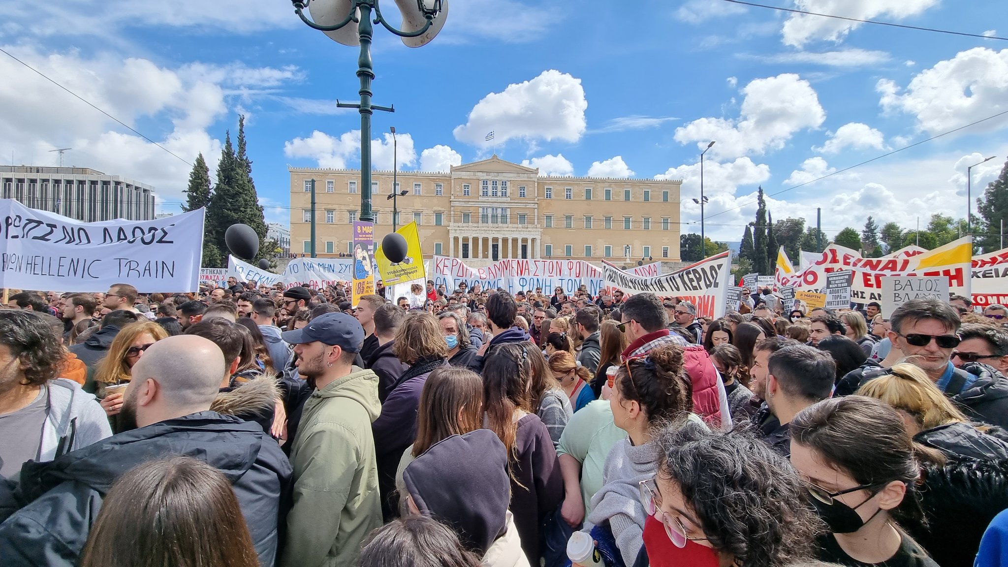 Τέμπη: Επεισόδια στο Σύνταγμα – Κουκουλοφόροι βεβήλωσαν την ειρηνική διαμαρτυρία