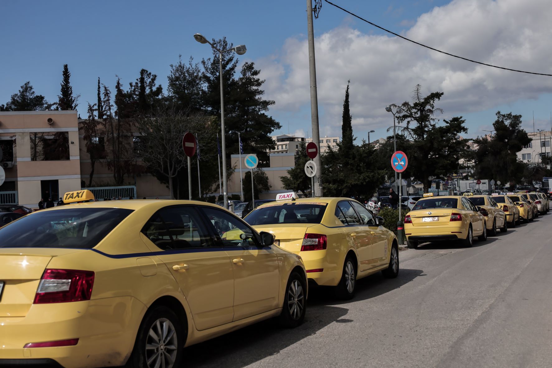 Ρήμαξε τις πιάτσες και… 27 ταξί ένας 22χρονος