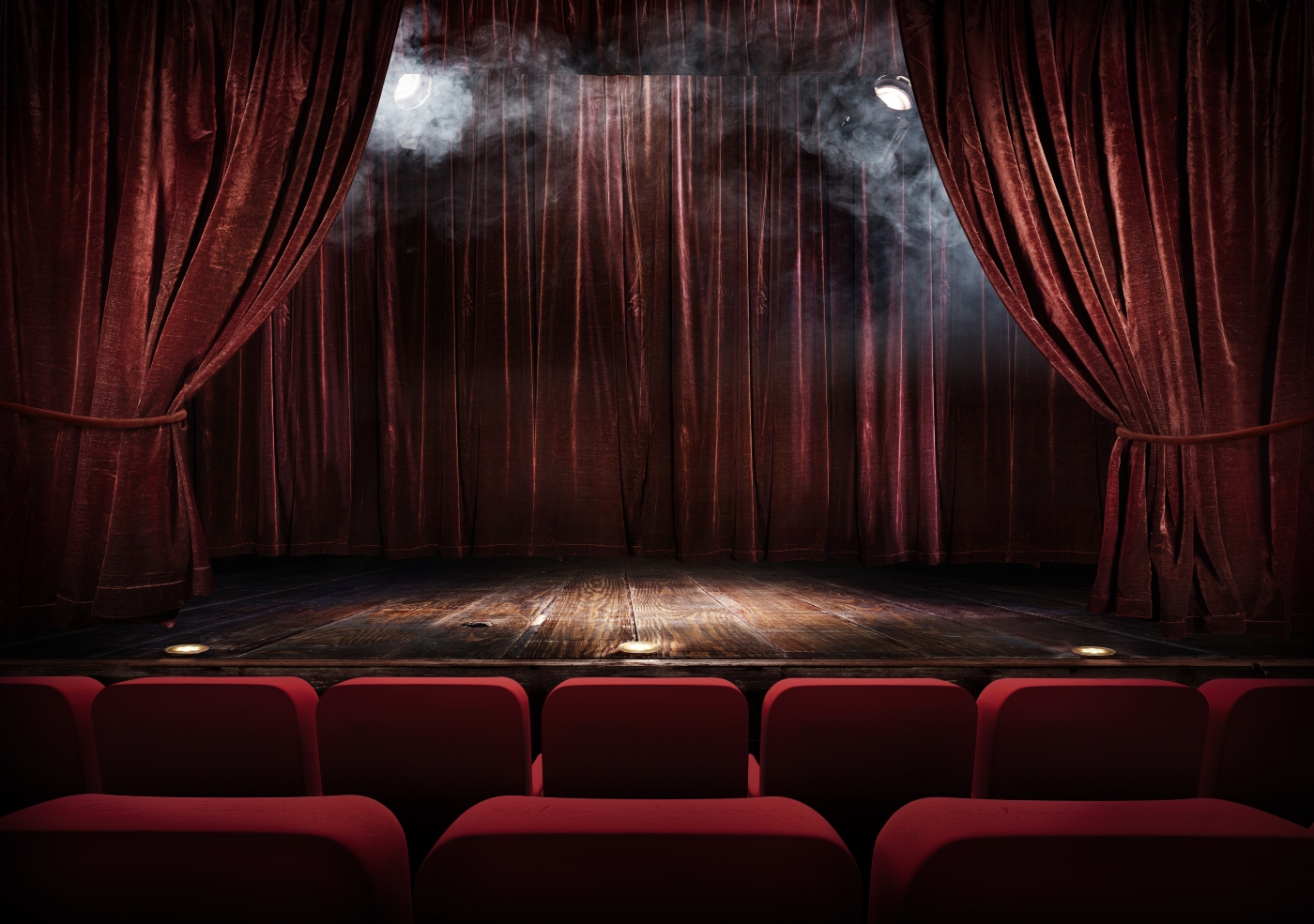 5 θεατρικές παραστάσεις που αξίζουν το χειροκρότημά σου
