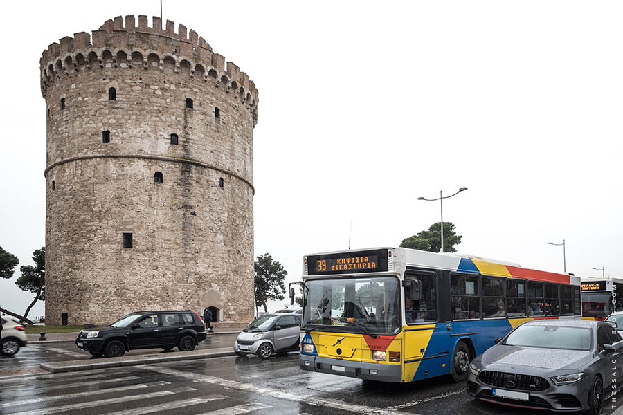 Σύγκρουση αστικών λεωφορείων στη Θεσσαλονίκη