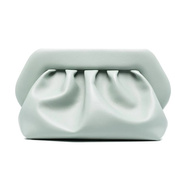 Το Pouch Bag είναι η πιο δημοφιλής τσάντα της σεζόν, απογειώνοντας το στιλ μας Pouch Bag