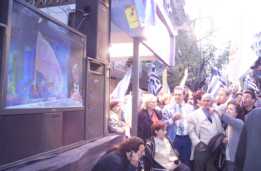 Η ιστορία των εκλογών #12 Όταν η Ελλάδα κοιμήθηκε με ΝΔ και ξύπνησε… με ΠΑΣΟΚ