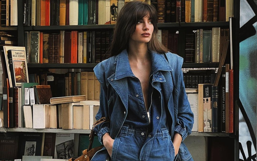 Double denim: Φορέστε την ανοιξιάτικη τάση που συνδυάζει το ρετρό με τη θηλυκότητα